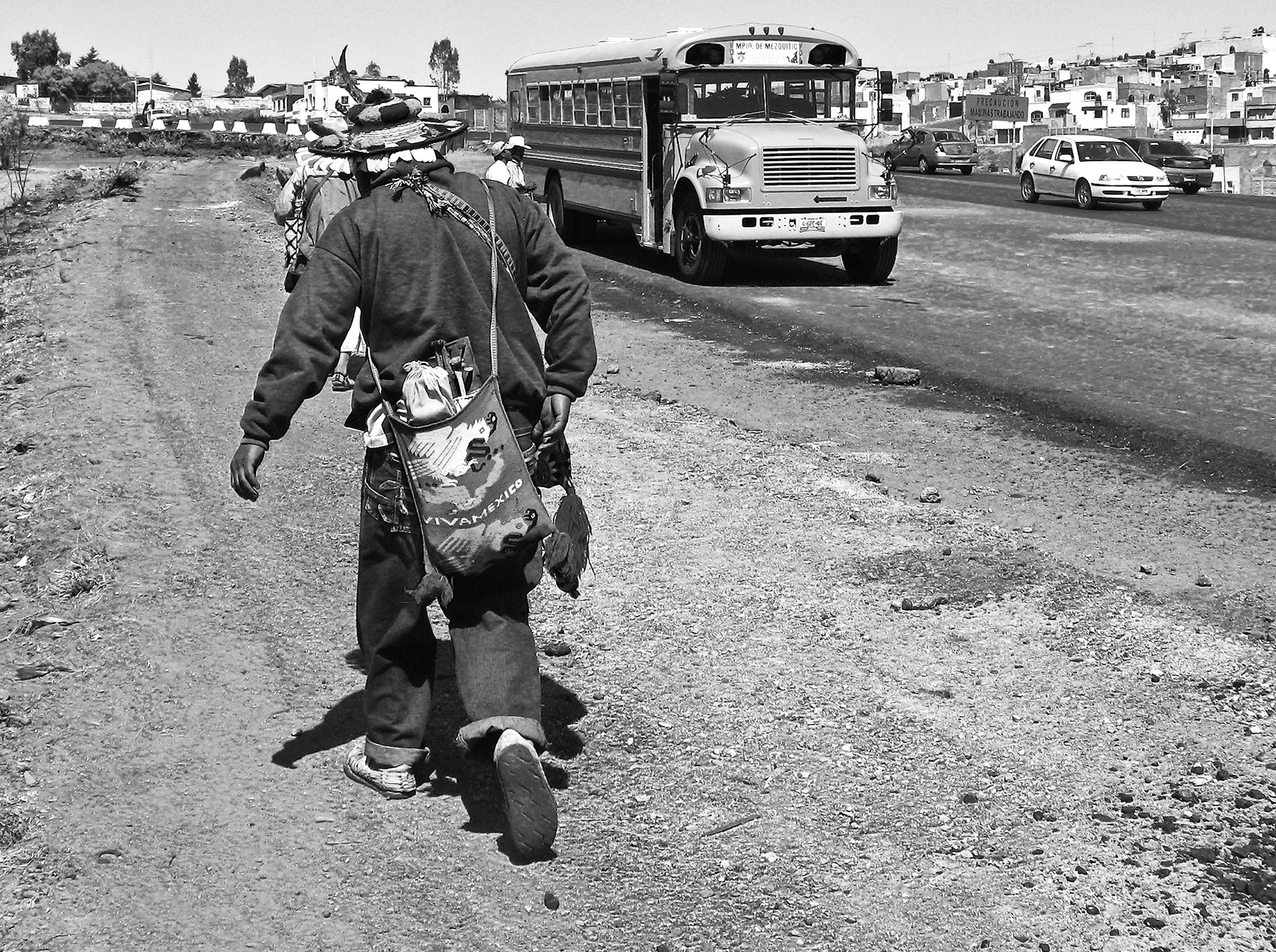 Hikurikame (peyotero) sale del lugar ancestral Haikitenie (Portal de Nubes), al borde de la carretera federal en las afueras de Zacatecas.