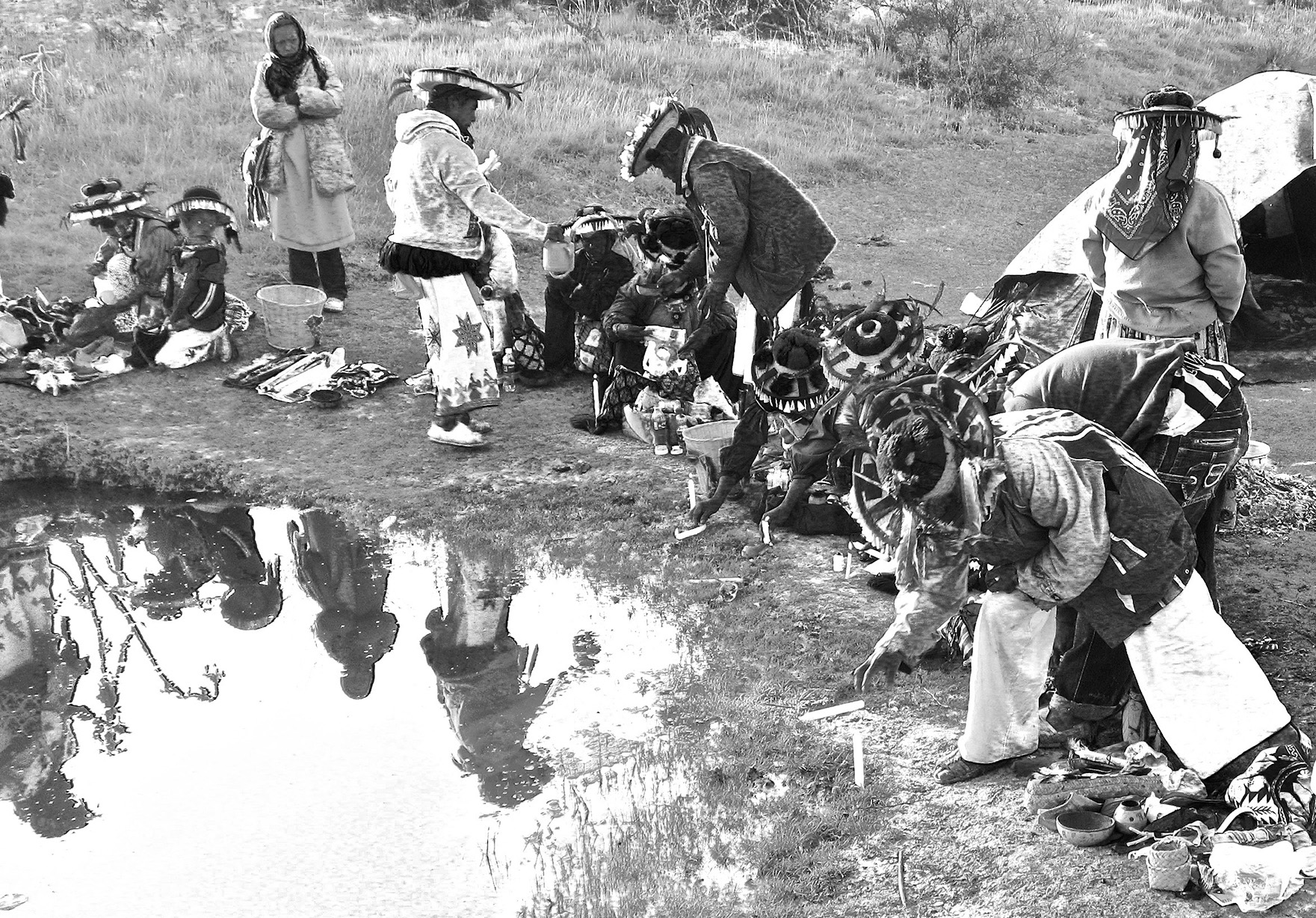Dejando ofrendas en el manantial Tui Maye&rsquo;u, San Juan Tuzal, San Luis Potos&iacute;