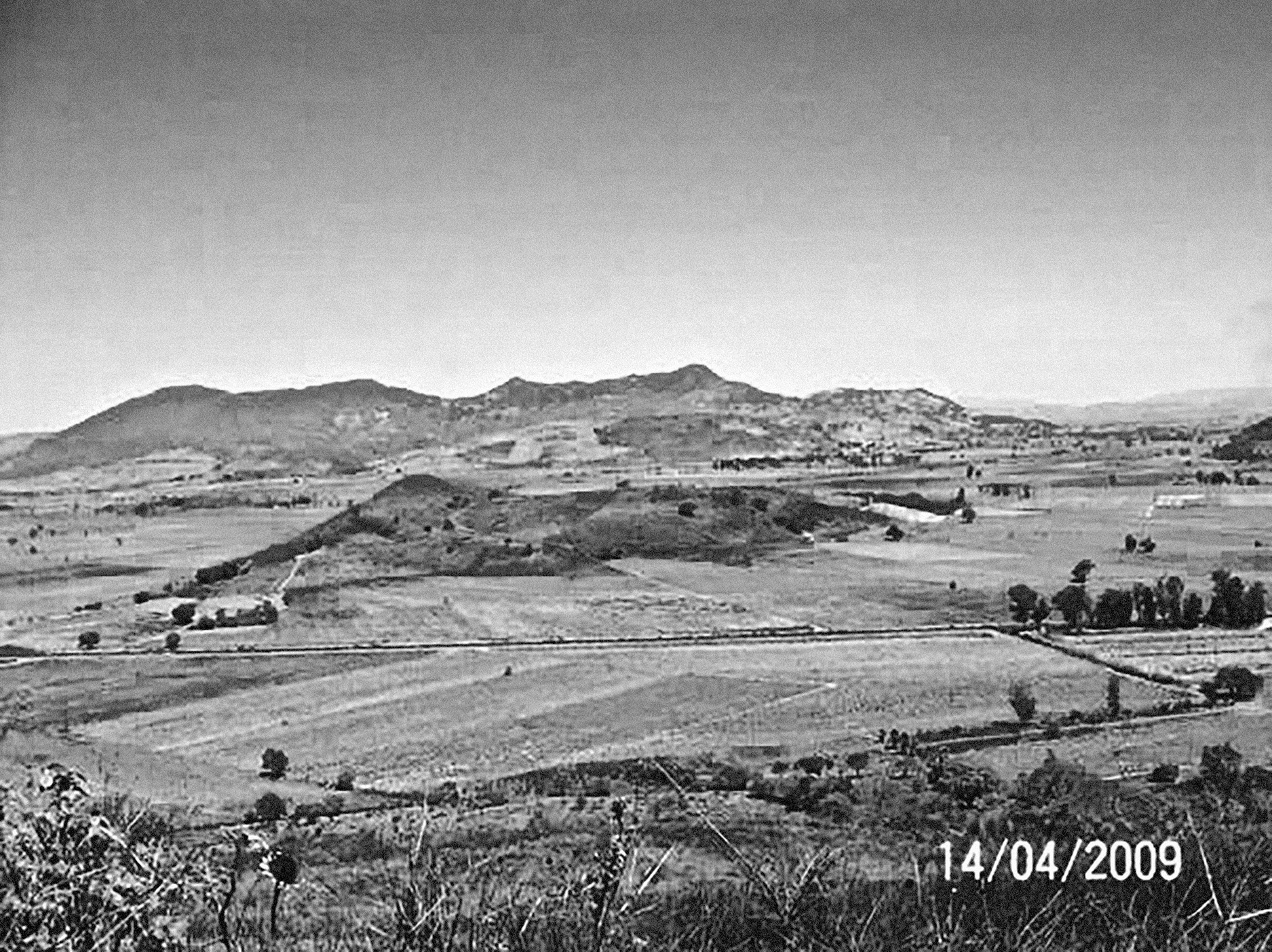 La cuenca, ahora desecada, del lago Magdalena, con la otrora isla que alberga el sitio de Xapawiyemeta m&aacute;s significativo en t&eacute;rminos arqueol&oacute;gicos, 2009