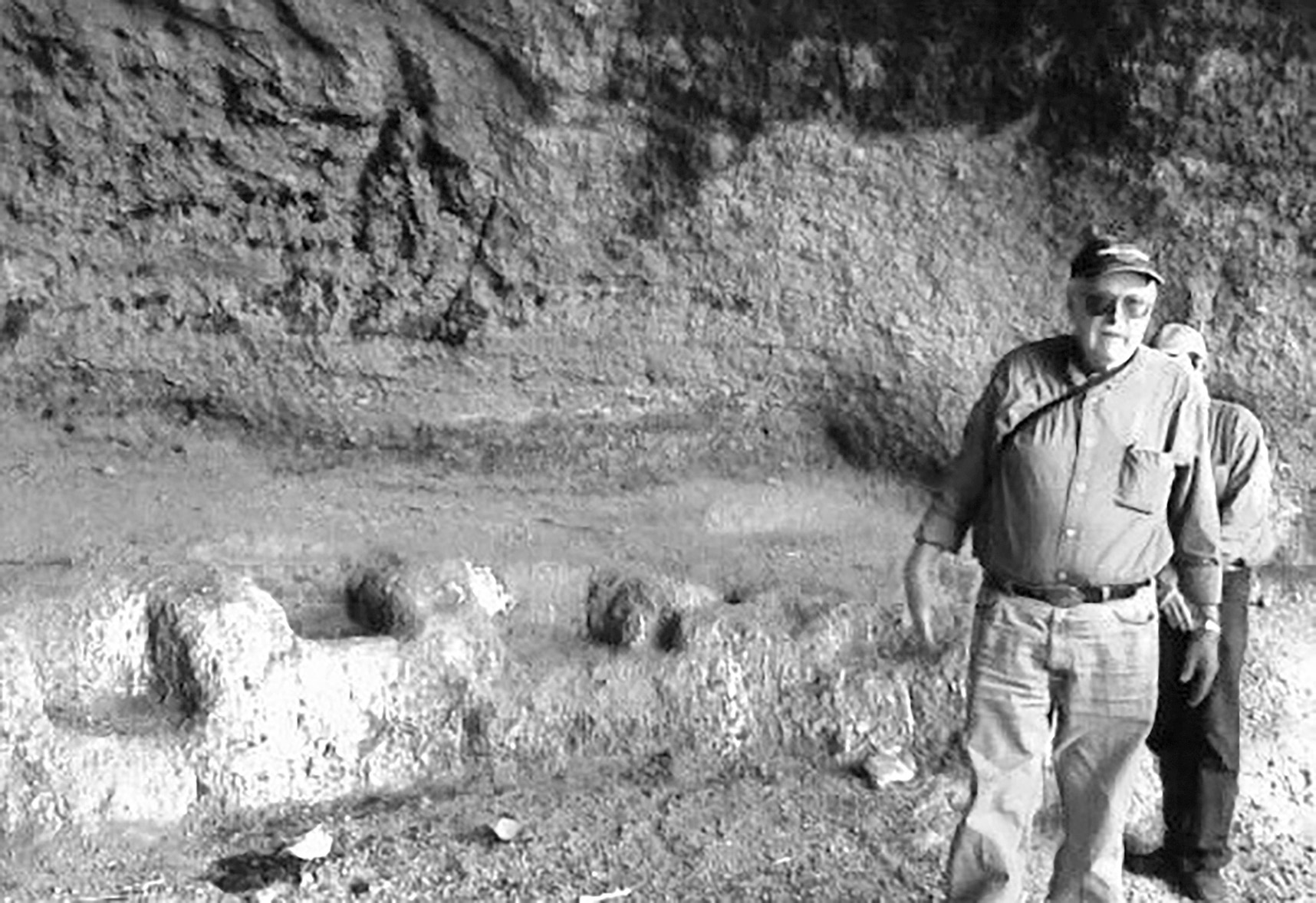 Detalle de cueva, con banquetas prehisp&aacute;nicas esculpidas en la pared de la cueva, un tukipa primordial, con el arque&oacute;logo Phil C. Weigand (&dagger;), 2009