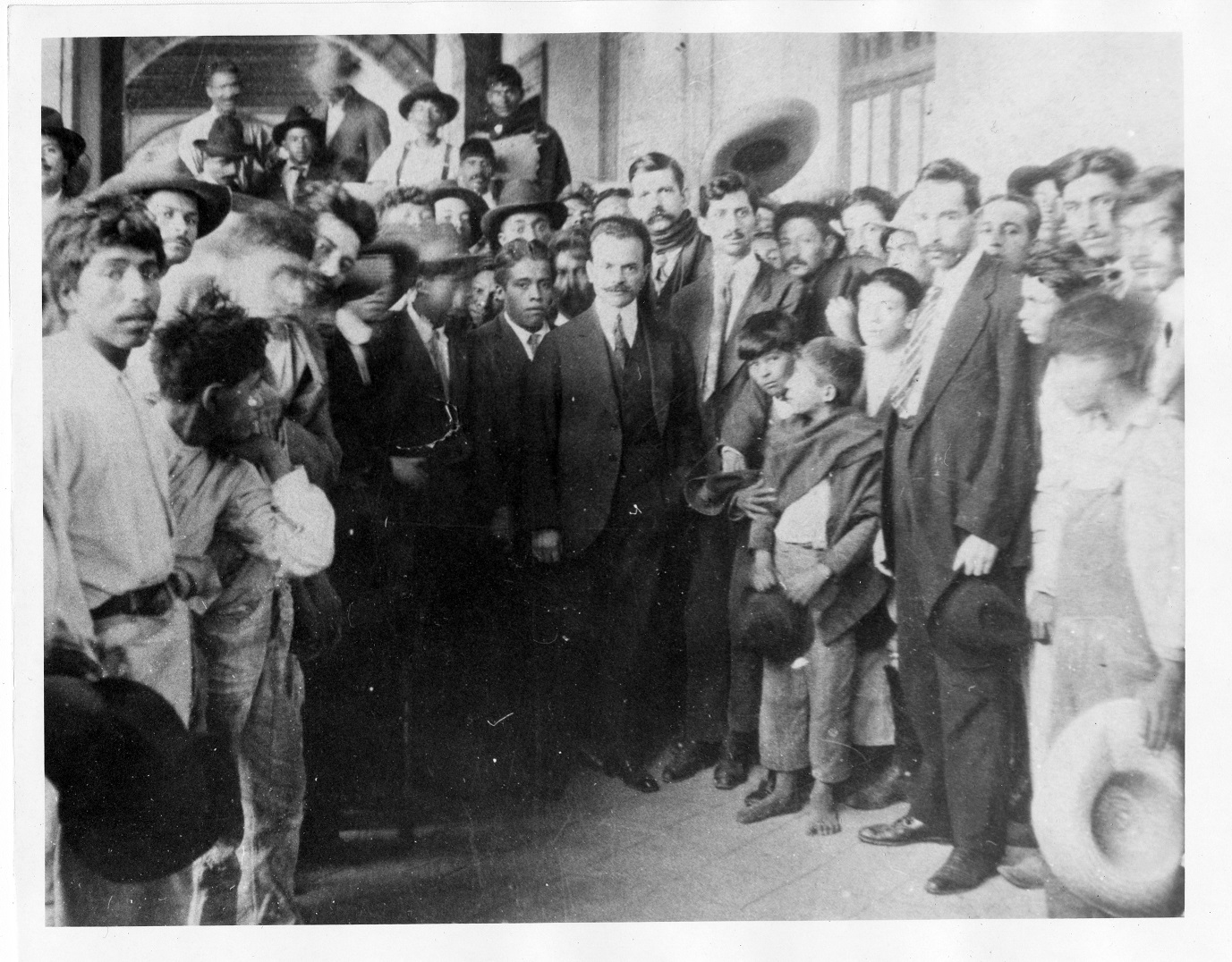 El general Francisco J. Múgica con militantes del Partido Socialista Michoacano. Toma posesión como gobernador (21 de septiembre de 1920)