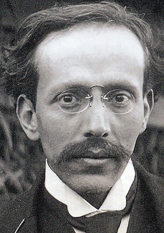 Fragmento de imagen fotográfica del abogado Ezequiel Chávez que muestra la variante de anteojo Princenez de origen europeo