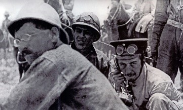 Fotografía de militares federales dos de ellos con goggles o anteojos de protección de piel o gamuza el restante con anteojo ordinario de metal en primer plano que apoya directamente sobre el dorso de la nariz