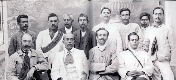 Fotografía que muestra a cuatro usuarios de anteojos en la fila inferior a la derecha con modelo de anteojo refinado únicamente con porciones de metal en el puente y varillas muy delgadas los restantes son ordinario con aro de metal