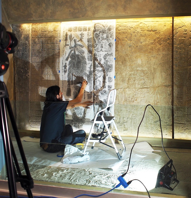 Pavel Oi trabaja con la estela del templo de la Cruz de Yaxchilán en la sala del Museo Nacional de Antropología
