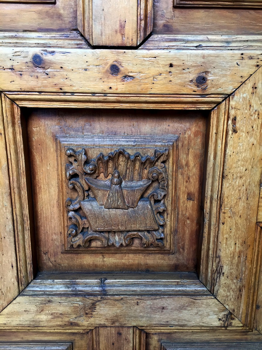 Detalle del birrete doctoral de santa Teresa de Jes�s. Cancel de la iglesia de Santa Teresa la Nueva