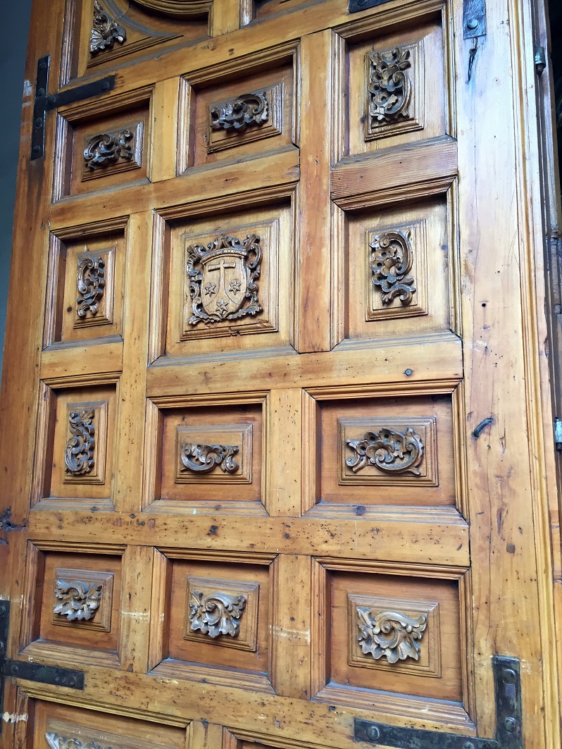 Detalle con el escudo de la orden del Carmen Cancel de la iglesia de Santa Teresa la Nueva