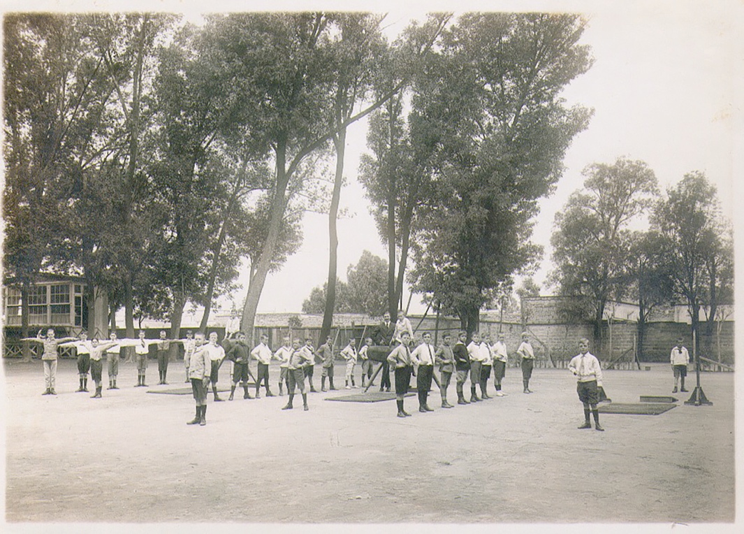 Ejercicios de gimnasia en el patio del Colegio Alemán