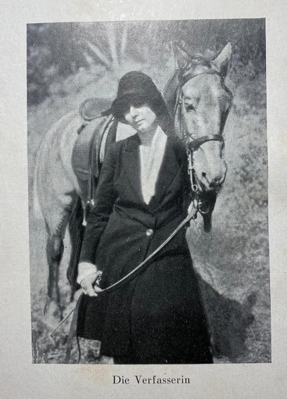 &ldquo;Die Verfasserin&rdquo; [La autora].