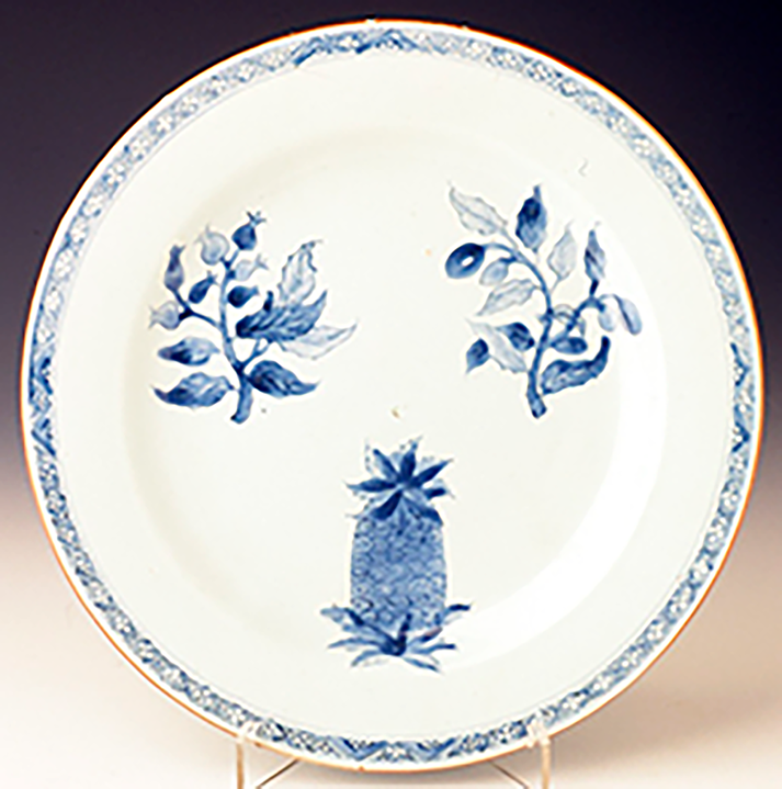 Round plate in Chinese porcelain, exported to the West, decorated in cobalt blue. China, eighteenth century