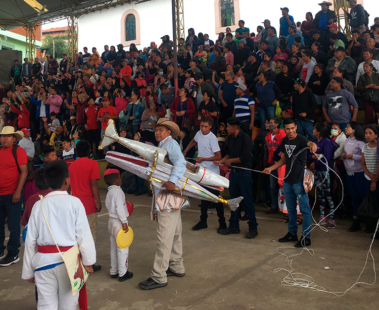 Bailable del pescado en la celebraci�n de Corpus Christi en la isla Urand�n de Morelos