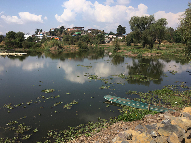 Canal principal de ingreso a la isla con agua