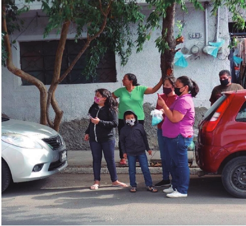En espera del paso de la Virgen de Zapopan en la colonia Tepeyac, Zapopan, tomada por Ren&eacute;e de la Torre, 10 de junio de 2020.