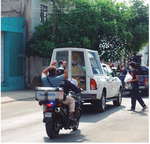 El Zapopan-m&oacute;vil en su visita a la parroquia, tomada por Ren&eacute;e de la Torre, 10 de junio de 2020.