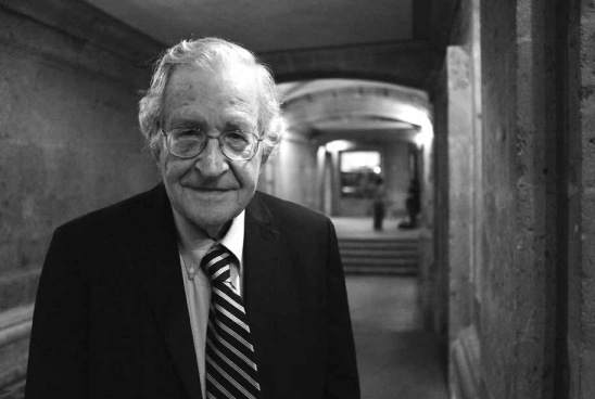 Noam Chomsky, ling&uuml;ista estadounidense, minutos despu&eacute;s de recibir el doctorado honoris causa de la Universidad Nacional Aut&oacute;noma de M&eacute;xico. Palacio de Miner&iacute;a, ciudad de M&eacute;xico, 23 de septiembre de 2010