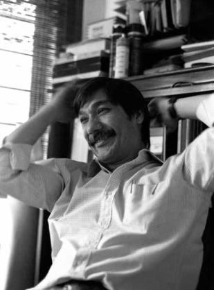 Gilberto Chen Charpentier, fot&oacute;grafo e impresor fotogr&aacute;fico, en el laboratorio LaserFoto. Ciudad de M&eacute;xico, 1999.