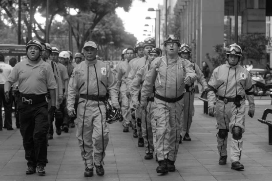 Topos marchan por avenida Ju&aacute;rez en el aniversario 28 del sismo de 1985. Ciudad de M&eacute;xico, 19 de septiembre de 2013.