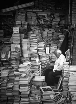  Rodrigo Gonz&aacute;lez. El librero acomoda su mercanc&iacute;a al final de una jornada en el local que ha ocupado durante m&aacute;s de 20 a&ntilde;os. Ciudad de M&eacute;xico, abril de 2012.