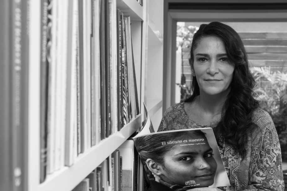 Lydia Cacho, periodista y defensora de derechos humanos, con el libro que realiz&oacute; con el fot&oacute;grafo Francisco Kochen. Ciudad de M&eacute;xico, agosto de 2015.