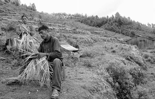 Habitantes de San Miguel Amoltepec el Viejo, desplazados por la tormenta Manuel en 2013, elaboran sombreros de palma y huipiles t&iacute;picos de la zona. Cochoapa, Guerrero, M&eacute;xico, 2014.