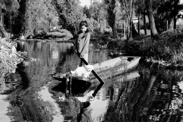Una niña pasea en chalupa con su perro por los canales de Xochimilco. Ciudad de México, 16 de julio de 2011.