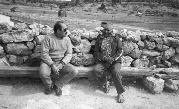 Juan Luis Sariego conversa con el gobernador rarámuri Lirio Villalobos en San Ignacio de Arareko, municipio de Bocoyna. Sierra Tarahumara, Chihuahua, México, 1994.