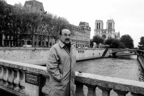 Juan Luis Sariego en el río Sena, París, Francia. Durante su año sabático impartió clases en el Institut des Hautes Études de L'Amérique Latine, de la Universtité Sorbonne Nouvelle, Paris III, 2008.