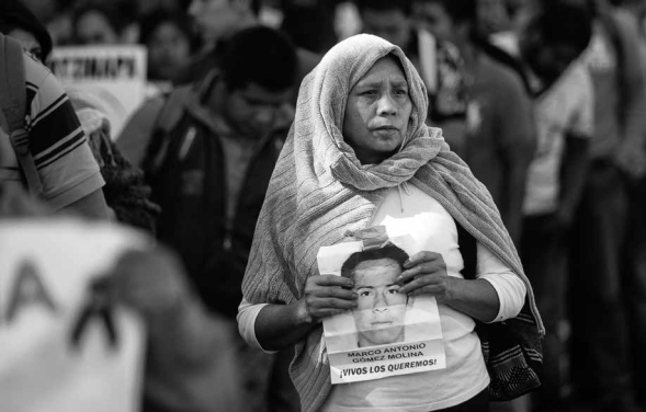 Padres de los estudiantes normalistas de Ayotzinapa desaparecidos en Iguala, Guerrero, marchan durante la protesta conmemorativa del 2 de octubre de 1968. Ciudad de M&eacute;xico, 2015.