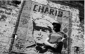 PROMETEO LUCERO - Miembro de la polic�a comunitaria de �lvaro Obreg�n, Oaxaca, en La Barricada, donde hay un mural en honor al general Heliodoro Charis, militar zapoteco destacado durante la Revoluci�n mexicana, octubre de 2014.