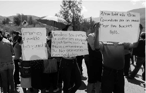 PROMETEO LUCERO - Pobladores apoyan a la polic�a comunitaria de Ocotito, Guerrero, luego de un enfrentamiento con miembros de la Polic�a Militar, febrero de 2015.