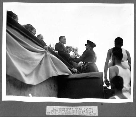 El presidente de la naci&oacute;n Roberto M. Ortiz en la primera edici&oacute;n de la Fiesta de la Educaci&oacute;n F&iacute;sica realizada en 1939, en el estadio del Club Gimnasia y Esgrima de Buenos Aires