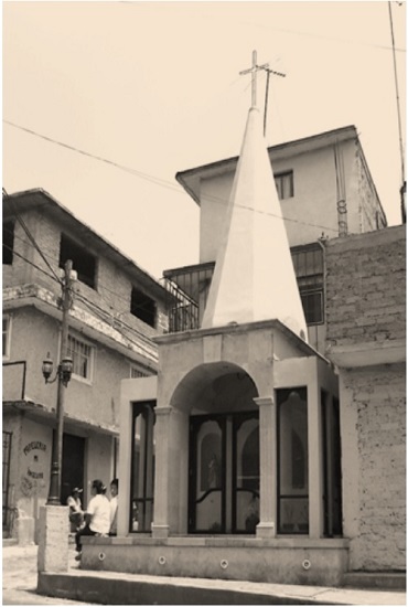 Altar callejero ubicado en la Calzada Jalalpa esquina con la calle Abelardo Rodríguez en la Colonia Calzada Jalalpa en la Delegación Álvaro Obregón de la Ciudad de México. Este altar callejero sustituye a uno que sobrevivía al menos hasta el año 2007 que fue demolido para albergar el que se muestra; el anterior presentaba cuatro columnas blancas con capitel compuesto (jónicocorintio) dorado coronadas por una cúpula bulbiforme muy parecida a las de la Catedral de San Basilio en Moscú, Rusia. El altar callejero actual presenta una aguja similar a las que coronan las torres de la Catedral de Guadalajara, que a su vez se parecen a las que hubo alguna vez (sobrevive una) en la abadía de Cluny en Francia. Cabe notar que el altar callejero que había con anterioridad (de cúpula bulbiforme) fue el que nos impactó el día 27 de abril de 2007 como para despertar el interés por realizar una investigación que permitiera entender por qué la gente destina una gran cantidad de recursos a construir este tipo de estructuras urbanas.