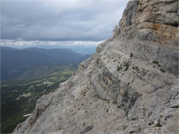 Peligroso desfiladero que funciona como
sendero (&copy; Mar&iacute;a Constanza Ceruti)