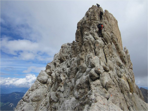 Escalando el promontorio rocoso de la
cumbre principal (&copy; Mar&iacute;a Constanza Ceruti)
