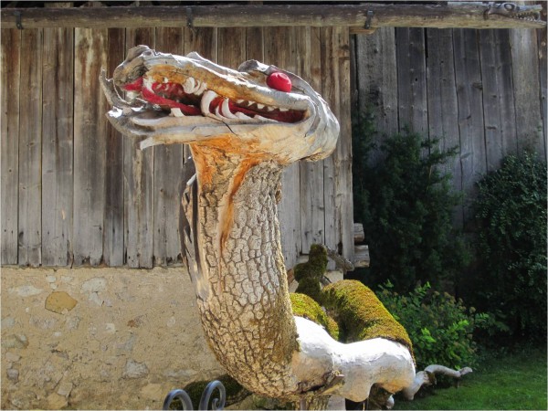 Un dragon
avistado en un jardin de Val Bad&iacute;a
(&copy; Mar&iacute;a Constanza Ceruti)