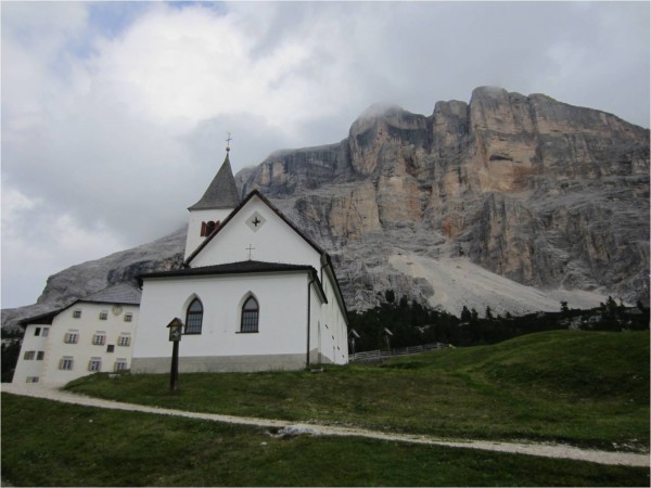 Iglesia de la Santa Cruz al pie de la monta&ntilde;a sagrada (&copy; Mar&iacute;a Constanza Ceruti)