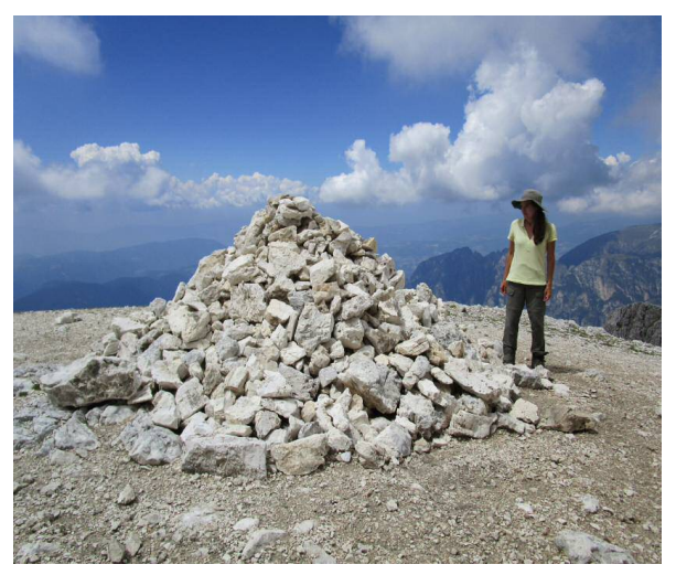 Apilamiento de piedras en portezuelo que domina a las Torres de Vajolet