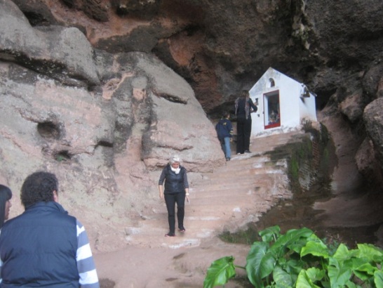 Turistas
y cripta de culto mariano. Cuevas de Ongamira. 