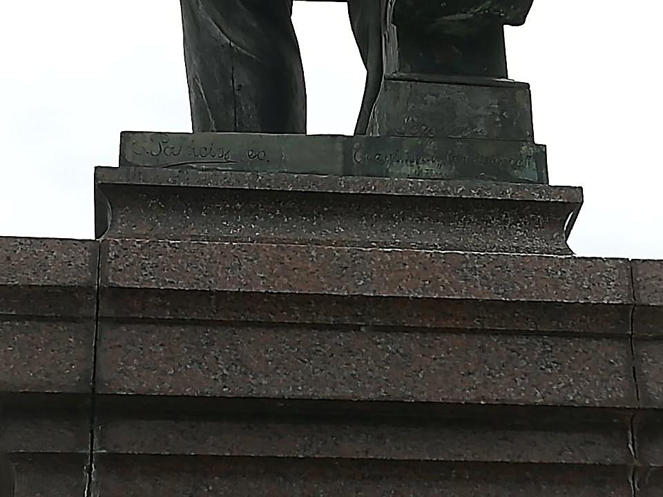 Peana de la estatua de bronce de Jes�s Jim�nez donde se observa la firma del escultor Eloy Palacios