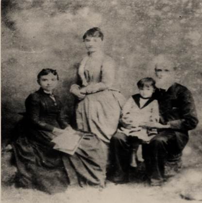 Retrato fotogr�fico del m�dico y presidente costarricense Jes�s Jim�nez Zamora junto con su esposa do�a Mar�a Esmeralda Oreamuno Guti�rrez, y posiblemente con dos de sus hijos: Mar�a Adela de los Dolores y Alberto Jim�nez Oreamuno. Ca. segunda mitad del siglo XIX. Colecci�n privada