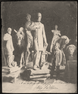 Fotograf�a del escultor venezolano Eloy Palacios Cabello en su taller en M�nich. Se observa la estatua del expresidente Jes�s Jim�nez Zamora y el modelo en yeso de la misma. 1901