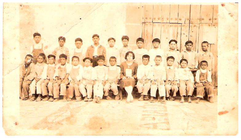 Fotograf&iacute;a de la maestra Isabel con su grupo, 1932
