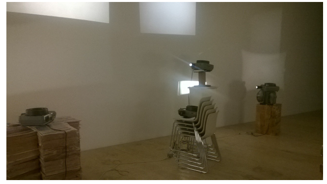 Detalle de la instalaci&oacute;n Lecci&oacute;n sobre la historia del arte No. 7 de Luis Kamnitzer, 2000.