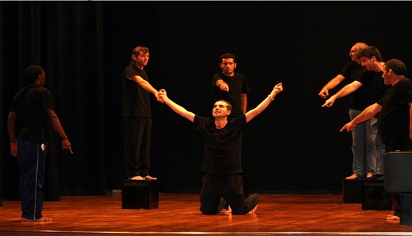 Primera creación teatral del grupo Teatro de la Inclusión. Escena que escenifica el estigma como forma de discriminación.