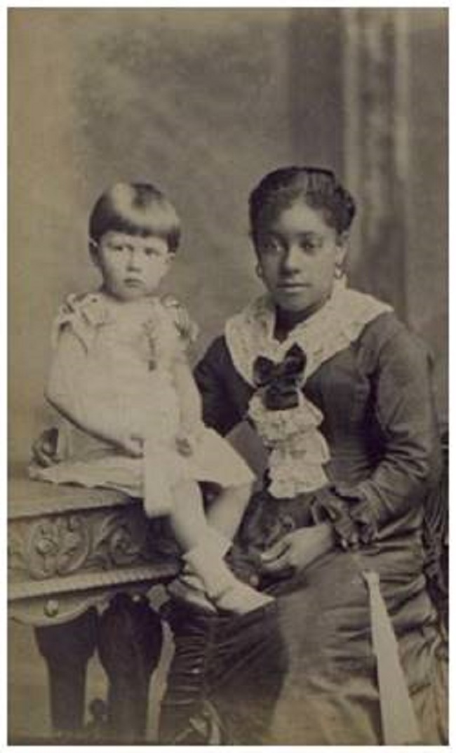 Retrato de la ni&ntilde;era con ni&ntilde;o. Fotograf&iacute;a estudio Witcomb. Archivo General de la Naci&oacute;n.