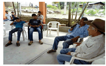 Los señores Francisco Reyes y Julio Pérez compartiendo sus conocimientos comunitarios con los alumnos del taller