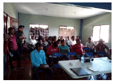 Investigadores y comuneros analizando y discutiendo el contenido del Lienzo de San Jerónimo Coatlán