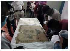 Investigadores y comuneros analizando y discutiendo el contenido del Lienzo de San Jerónimo Coatlán