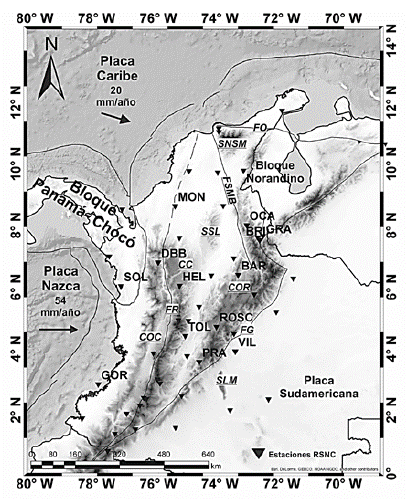 Marco tect&oacute;nico regional de los Andes Colombianos. Los tri&aacute;ngulos representan las estaciones de la Red Sismol&oacute;gica Nacional de Colombia, algunos de ellos acompa&ntilde;ados por el c&oacute;digo de la estaci&oacute;n. FG: Falla Guaicaramo; FR: Falla Romeral; FSMB: Falla Santa Marta - Bucaramanga; FO: Falla Oca; COC: Cordillera Occidental; CC: Cordillera Central; COR: Cordillera Oriental; SSL: Serran&iacute;a de San Lucas; SLM: Sierra de La Macarena; SNSM: Sierra Nevada de Santa Marta. Fallas compiladas de [2,4]. Vectores de velocidades tomados de [3,4]