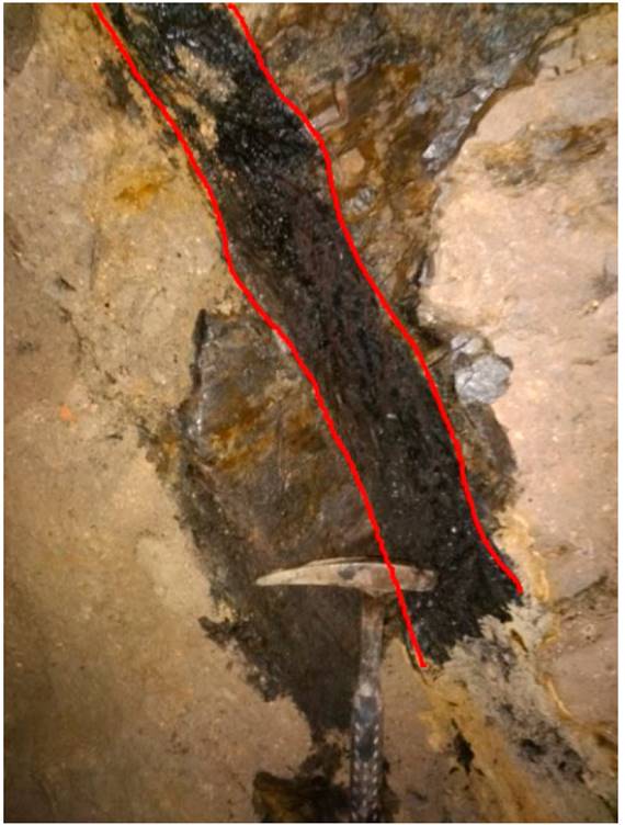 Manto de carb&oacute;n de la Mina la Lomita de San Bernardo de Bata con un espesor de 0,15m en contacto con arenitas de grano medio. 